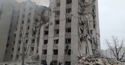 В Чернигове оккупантіы ночным авиаударом разрушили 9-этажное общежитие (ФОТО, ВИДЕО)