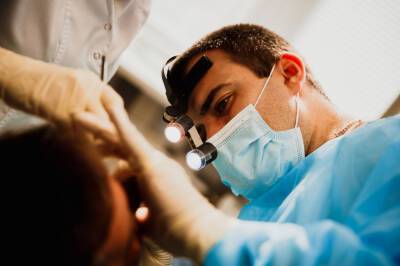 Российские стоматологи отметили влияние коронавируса на зубы