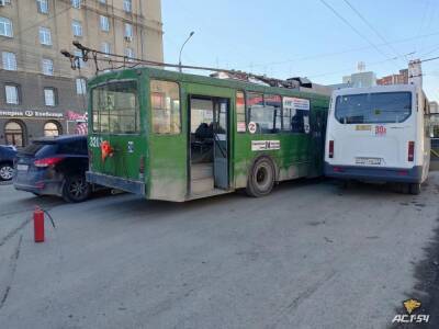 Троллейбус №24 и маршрутка № 30А попали в ДТП на остановке в Новосибирске