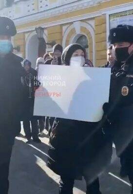 Соцсети: девушку с чистым листом бумаги задержал в Нижнем Новгороде