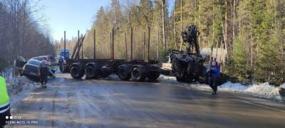Разбившиеся в аварии грузовики перегородили трассу под Петрозаводском (ФОТО)