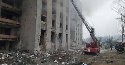 В Чернигове в результате российского авиаудара загорелось общежитие, 1 человек погиб