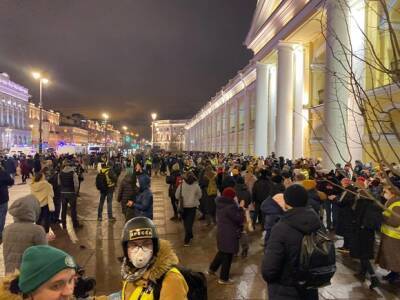 В Петербурге на едва начавшейся акции у Гостиного двора массово задерживают журналистов