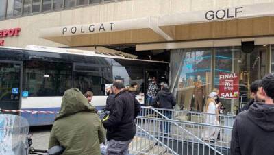В Тель-Авиве автобус въехал в витрину магазина, есть пострадавшие