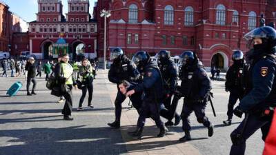 В России прошли акции протеста против войны в Украине, сотни людей задержаны