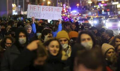 На митингах против спецоперации в Украине в 35 российских городах задержали 745 человек - og.ru - Москва - Россия - Украина - Санкт-Петербург
