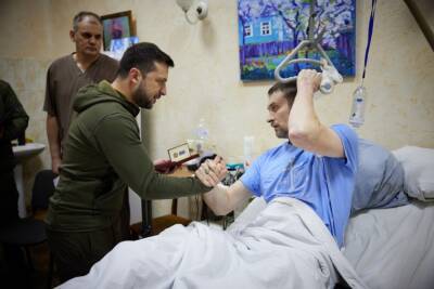 Зеленский проведал раненых бойцов в госпитале