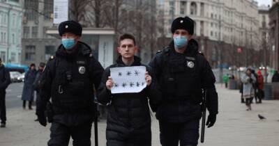 Антивоенные протесты в российских городах - полиция задержала более 700 человек (фото)