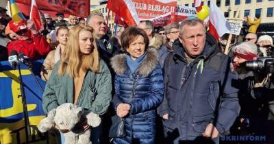 Премьер, посол и Тина Кароль: в Варшаве прошел марш в поддержку Украины (ФОТО)