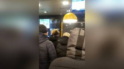 Появилось видео переполненного перед полным закрытием «Макдоналдса» в Воронеже