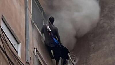 Драма в Хайфе: мужчина повис за окном четвертого этажа, спасаясь от пожара