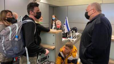 Либерман в аэропорту: пока в Украине идут бои, надо принимать всех
