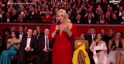 Владимир Путин - Кристен Стюарт - Актриса Ребел Уилсон показала средний палец Путину со сцены церемонии BAFTA - kp.ua - Россия - Украина - Англия - Австралия - Лондон - шт. Калифорния