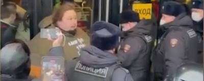 Сына художника Сафронова, приковавшего себя к McDonald's в центре Москвы, оштрафовали