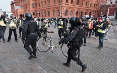 В РФ силовики во время протестов "задержали" велосипед