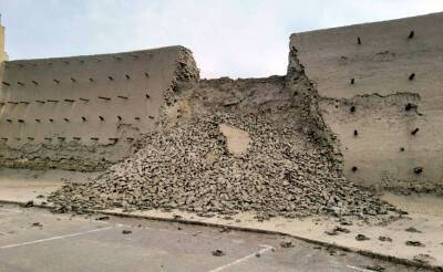 В Бухаре из-за сильных дождей обвалилась крепостная стена возле "Ворот Талипоч"