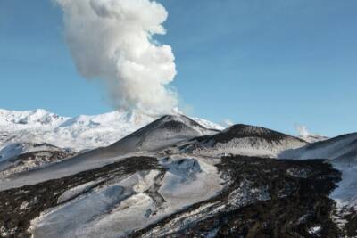 Вулкан Эбеко на Курилах выбросил пар с газом на высоту 2 км