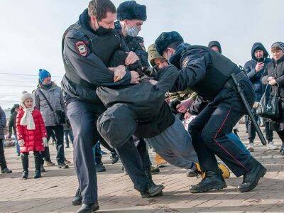 На антивоенных акциях в городах России задержали почти тысячу человек