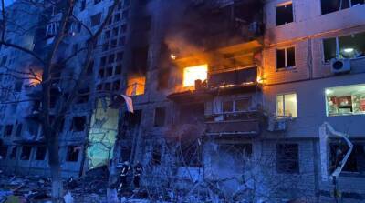 В Киеве снаряд попал в жилой дом