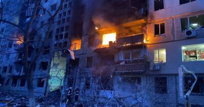 На Оболони артиллерийский снаряд попал в девятиэтажный дом (ФОТО, ВИДЕО)
