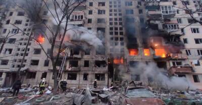 В Киеве на Оболони снаряд попал в девятиэтажку, на месте начался пожар