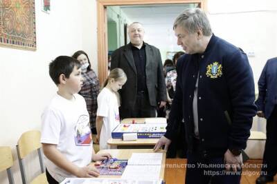 Губернатор Алексей Русских вручил детям Поливановской школы телескоп для занятий