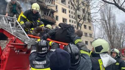 В Киеве снаряд попал в девятиэтажный дом, есть погибшие