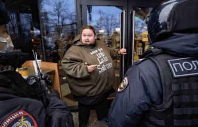 270-килограммовый сын Никаса Сафронова приковал себя наручниками к входу в «Макдоналдс»