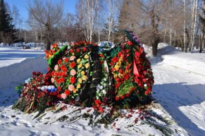 Могилу погибшего солдата в Новосибирске завалили цветами
