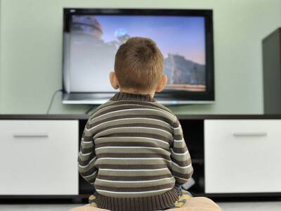 Особенности выбора телевизора для семьи с маленьким ребёнком