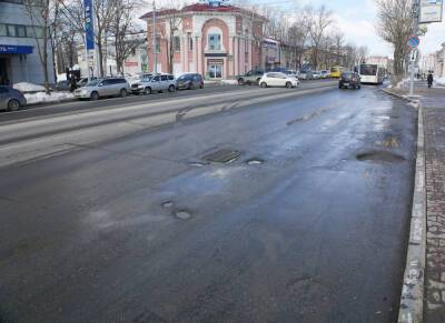 Ночью в Южно-Сахалинске залатают ямы на пяти улицах и одном перекрестке
