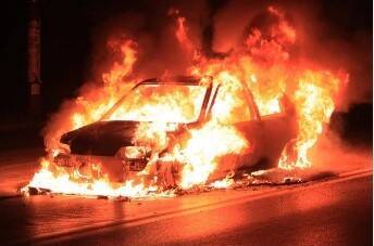 Глубокой ночью в Воронеже сгорела машина