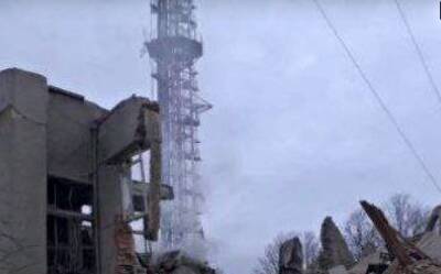 Последствия бомбежки телебашни в Ровно: людей достают из-под завалов