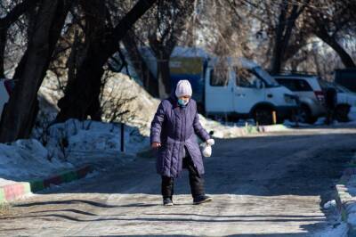 Жители Новосибирска жалуются на гололёд на тротуарах