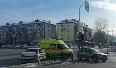 В Тюмени на улице Республика столкнулись Lada и Volkswagen, один человек пострадал