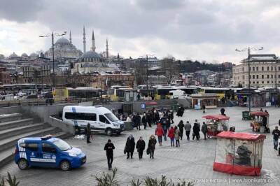 Туркменскому активисту в Турции прислали корзину цветов с неизвестными порошком и жидкостью