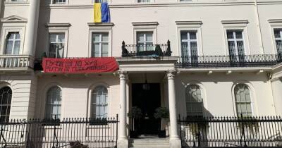 Протестующие против войны в Украине заняли особняк российского олигарха Олега Дерипаски в Лондоне