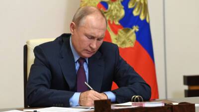 Путин разрешил россиянам приобретать золотые слитки за наличные