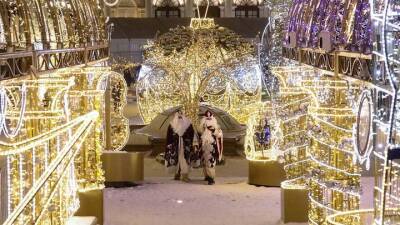 Специалисты закончили демонтаж новогодних световых конструкций в Москве