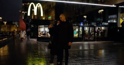 Последний день McDonald's в РФ: многочасовые очереди и селфи на память
