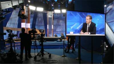 Эфир программы "Время" на Первом канале был прерван антивоенной акцией