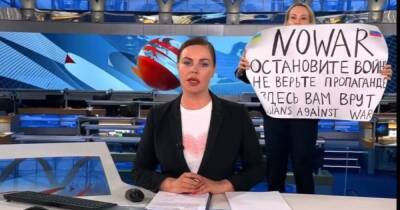 На российском Первом канале в эфир ворвалась девушка с плакатом "Нет войне"
