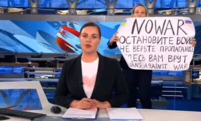 В эфир российского пропагандистского канала ворвалась девушка с плакатом против войны