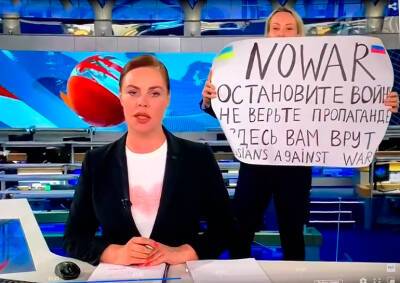 В эфир «Первого канала» ворвалась девушка с антивоенным плакатом: видео