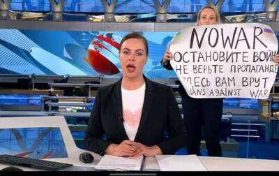 Редактор российского ТВ сорвала прямой эфир, выступив против войны
