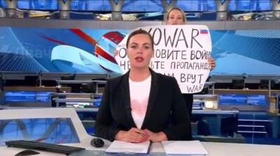 Сторонница Навального ворвалась в прямой эфир Первого канала с антивоенным плакатом - Русская семерка