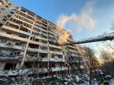 В Киеве ночью прогремело несколько взрывов. В 10-этажку попал снаряд, произошел пожар – ГСЧС