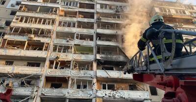 Обстрелы в Киеве: снаряды попали в десятиэтажку и частный дом