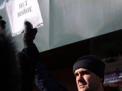 В Перми начали штрафовать за плакаты "Нет войне", но антивоенный протест продолжается