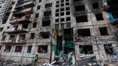 В Киеве при обстрелах в ночь на вторник снаряды попали в три многоэтажки